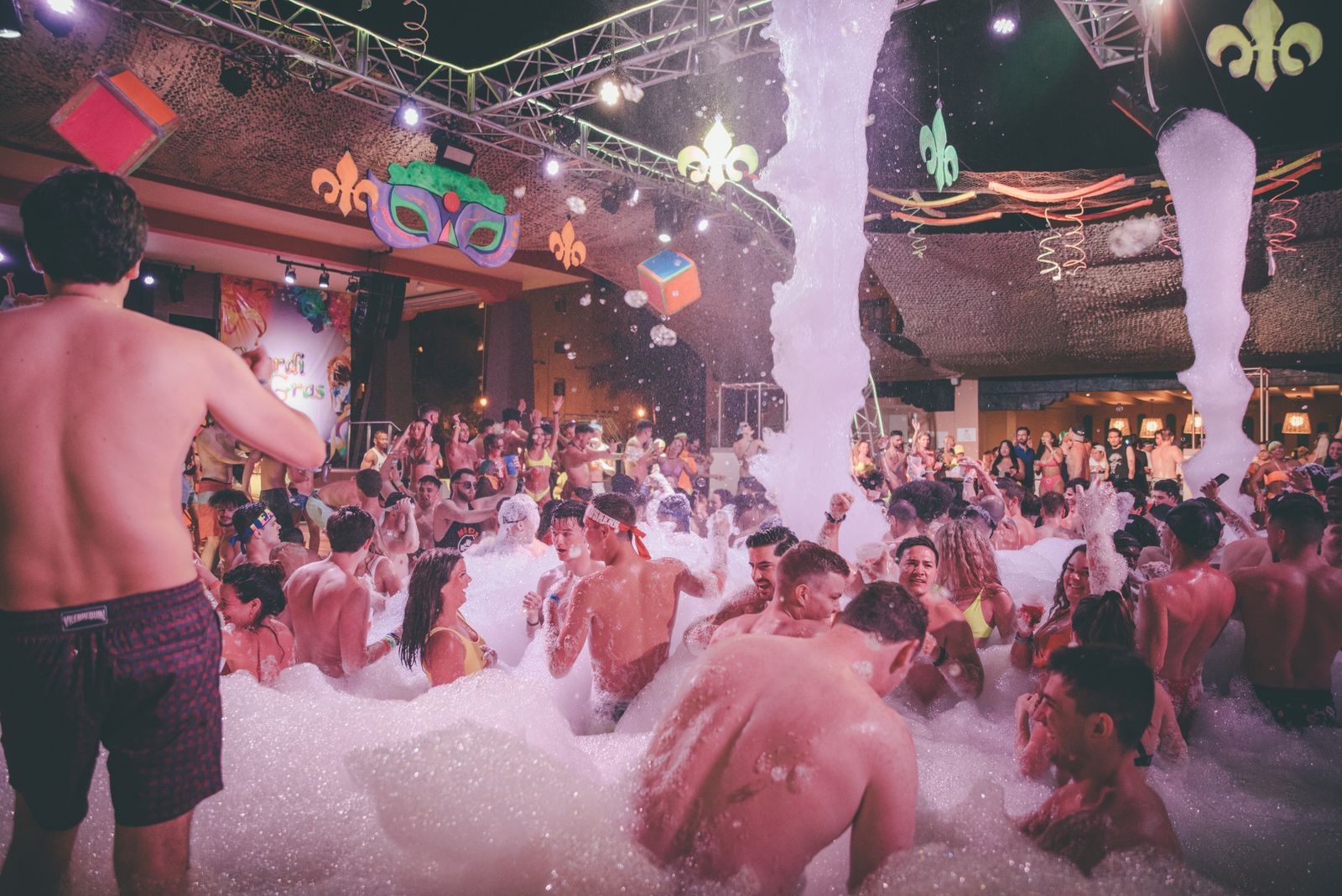 Foam night innendørs — skum kaskaderer ned over fullt dansegulv