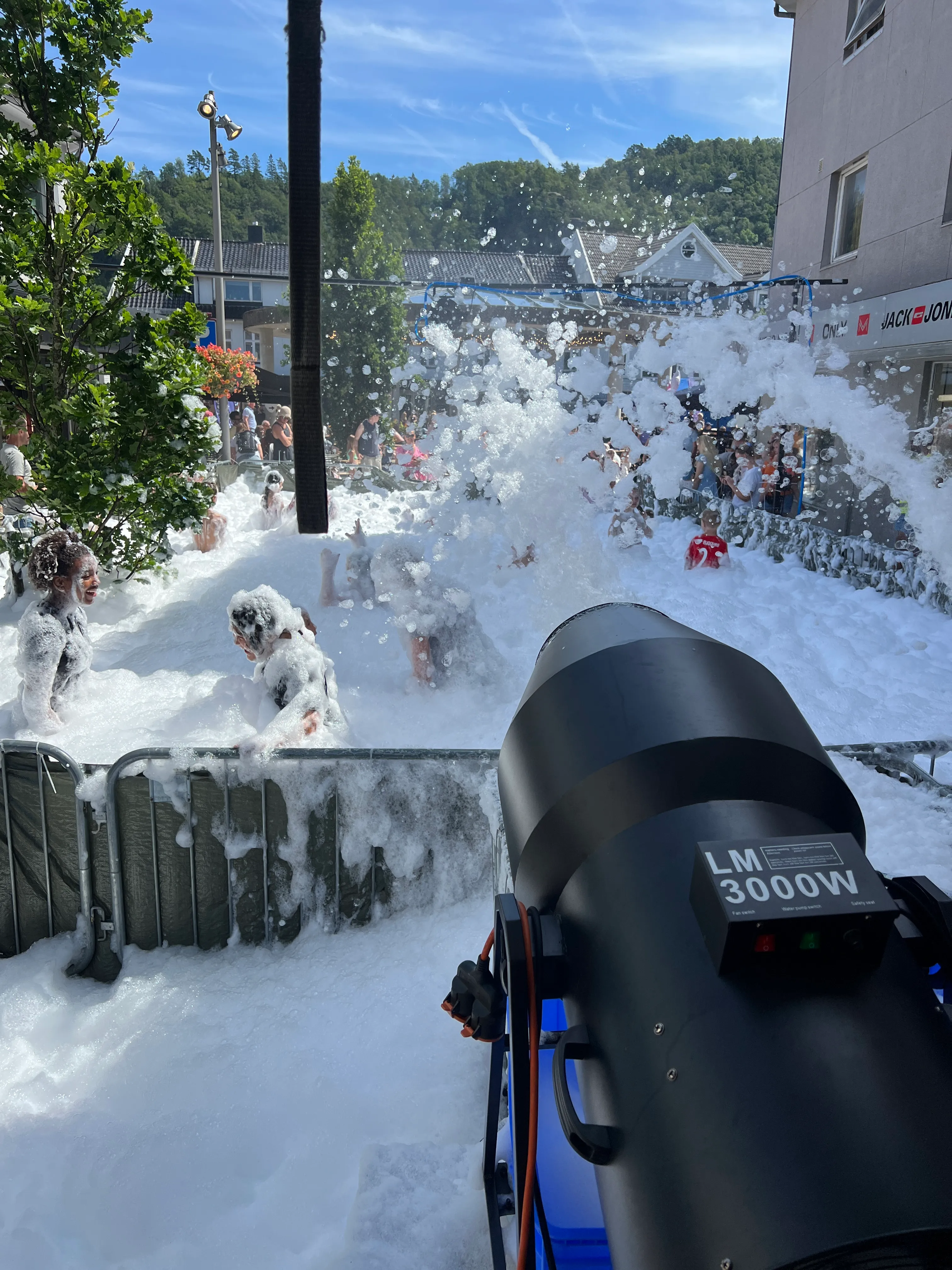 Skumkanon i aksjon over foam pit full av festdeltakere